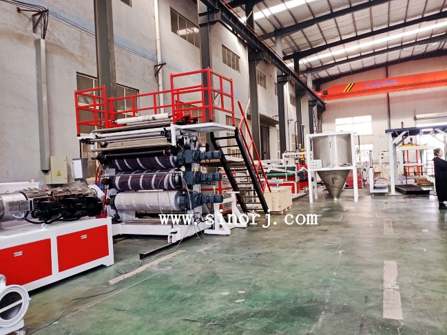 大理石板設(shè)備墻板設(shè)備裝柜進(jìn)行中，扣板生產(chǎn)線試機(jī)進(jìn)行時(shí)