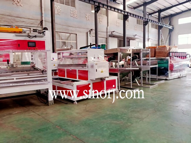 為中東客戶裝載10個(gè)集裝箱